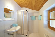 Badezimmer mit Dusche