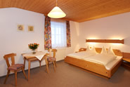 Schlafzimmer mit Doppelbett